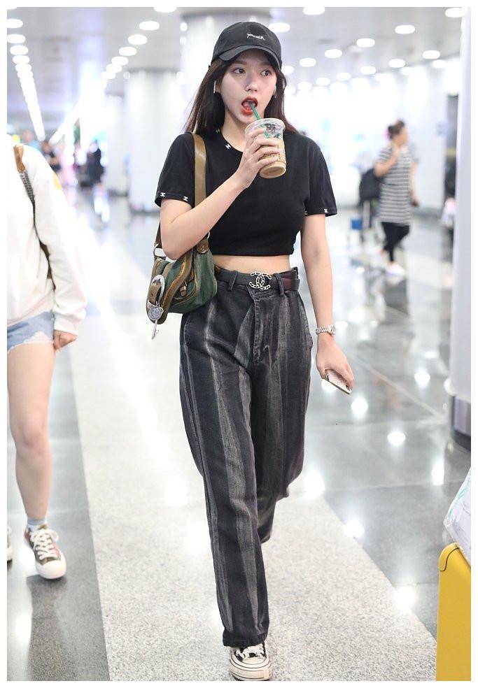 歌手程潇机场现身,短款t恤狠秀蛮腰,网友:颜值气势太nice了_时尚_身材