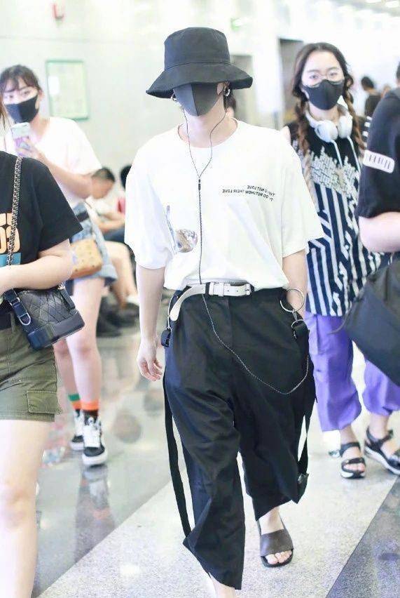 华晨宇的"瘦"藏都藏不住,裤脚比腿粗2倍,还是暴露出一双细腿_黑色