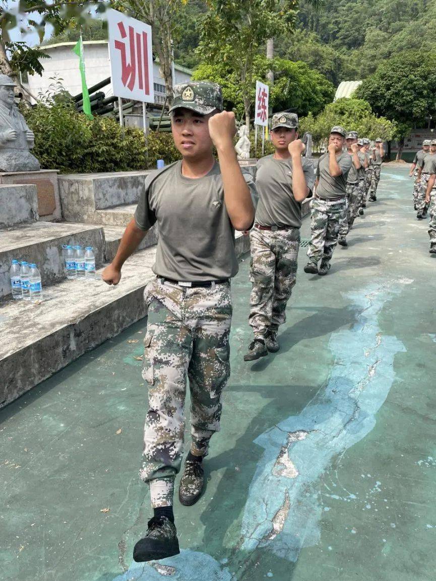 梁日禧在兼顾学习任务的同时,还积极参加了华南农业大学军训教官团