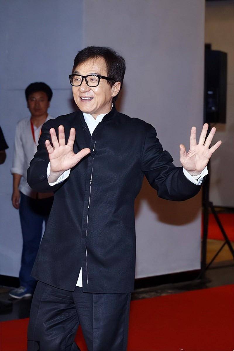 68岁成龙直播首秀,穿白衣戴眼镜活力满满,与谢霆锋连麦似同龄人!