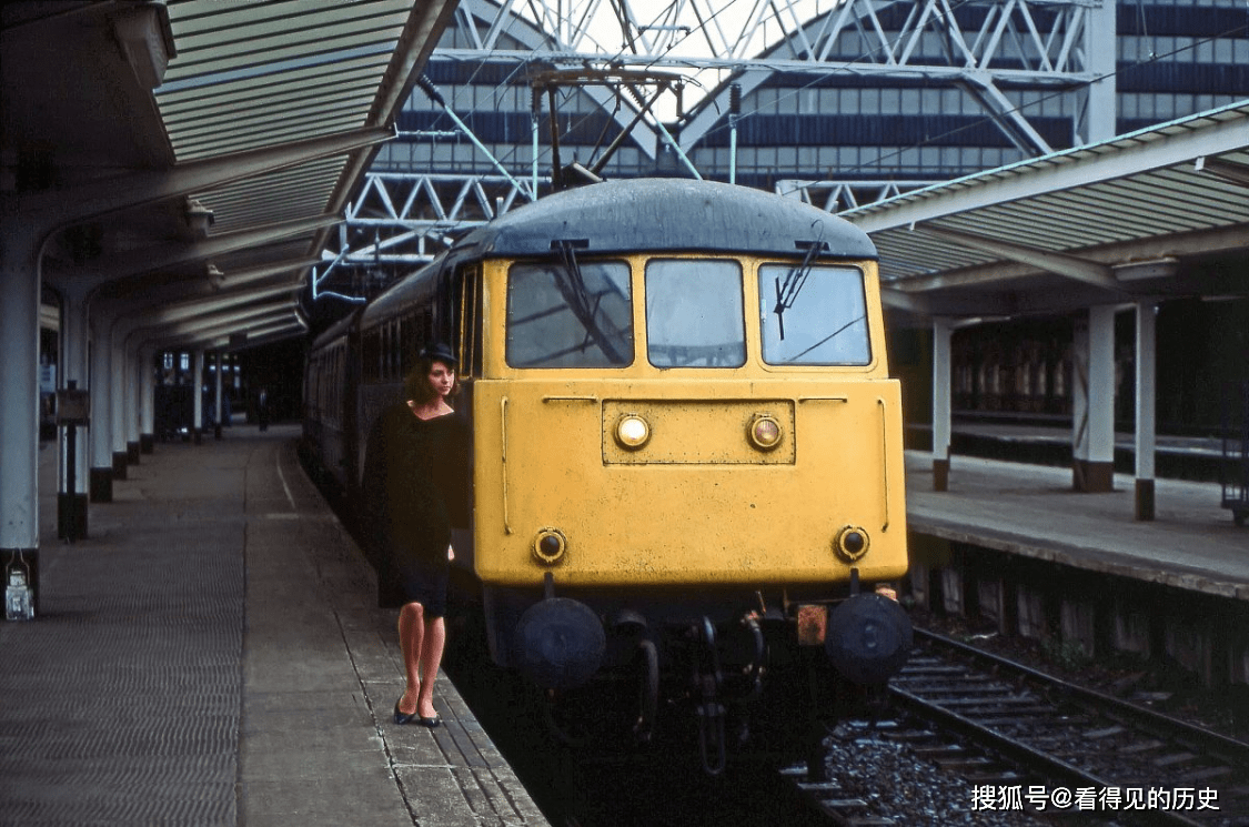 老照片 80年代英国曼彻斯特的火车 曾经熟悉的一幕_铁路_世界_客运