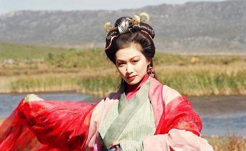 还饰演过《西游记》中的大蜘蛛诗诗和《西游记Ⅱ》中的万妖女王,受到