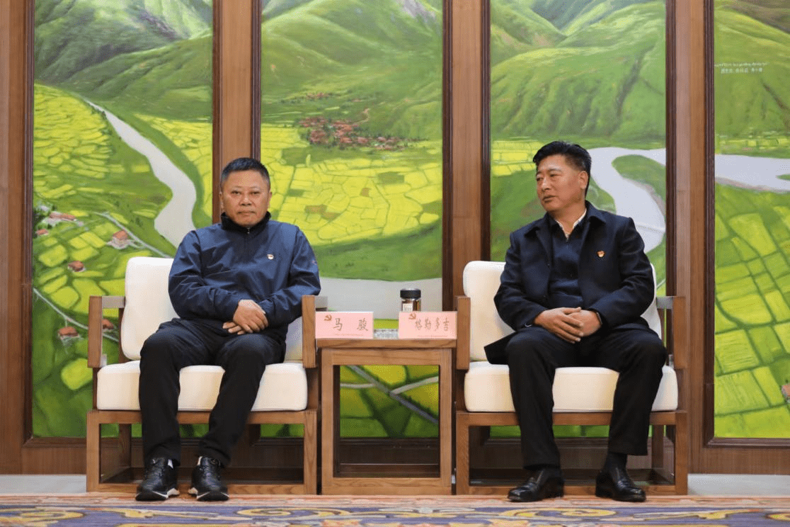 中国民生银行成都分行党委书记,行长马骏(左)与炉霍县县委书记格勒