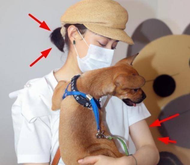 孙俪一家三口亮相活动,8岁等等发量浓密,小花妹妹的打扮引热议_孩子