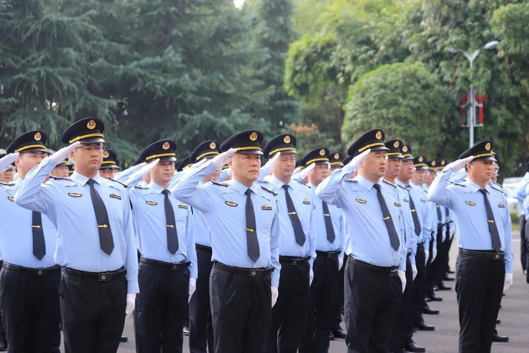 交通运输系统新式制服以藏青色,晴空蓝为主,标志标识文字统一使用