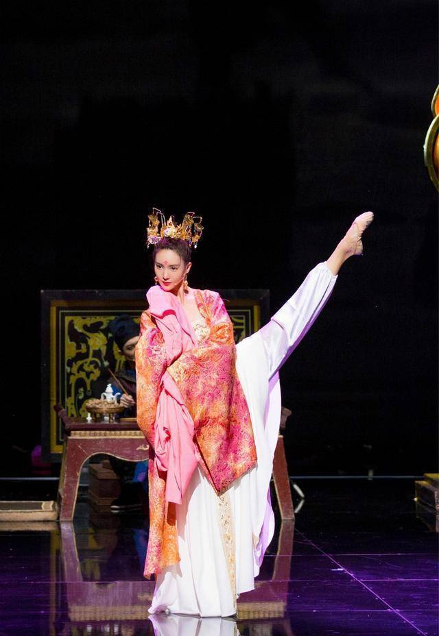 章子怡在《十面埋伏》中的水袖舞,尽显舞蹈功底,不愧为影后_金捕头