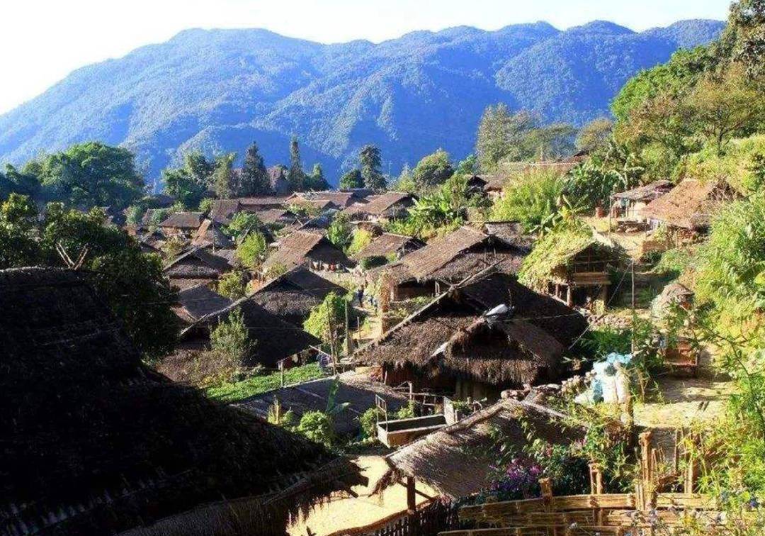 云南深山里的村庄，还保留着“原始”特色，当地居民热情好客_旅游_人们_村子