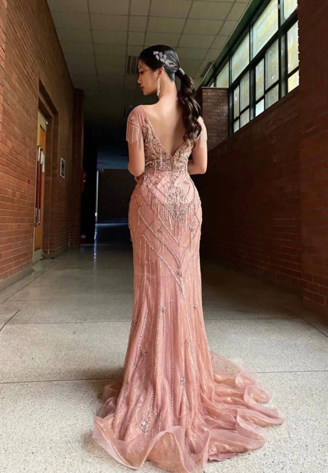 95后钢琴老师,身高165cm,体重120斤,极品三围,女生看了都要流口水!