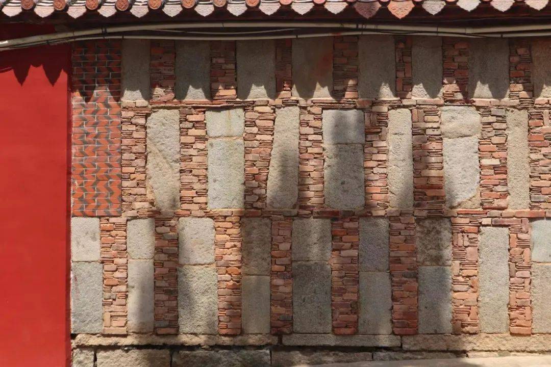 出砖入石,原本是建筑坍塌后,就地取材,利用废弃砖石重建家园的一种