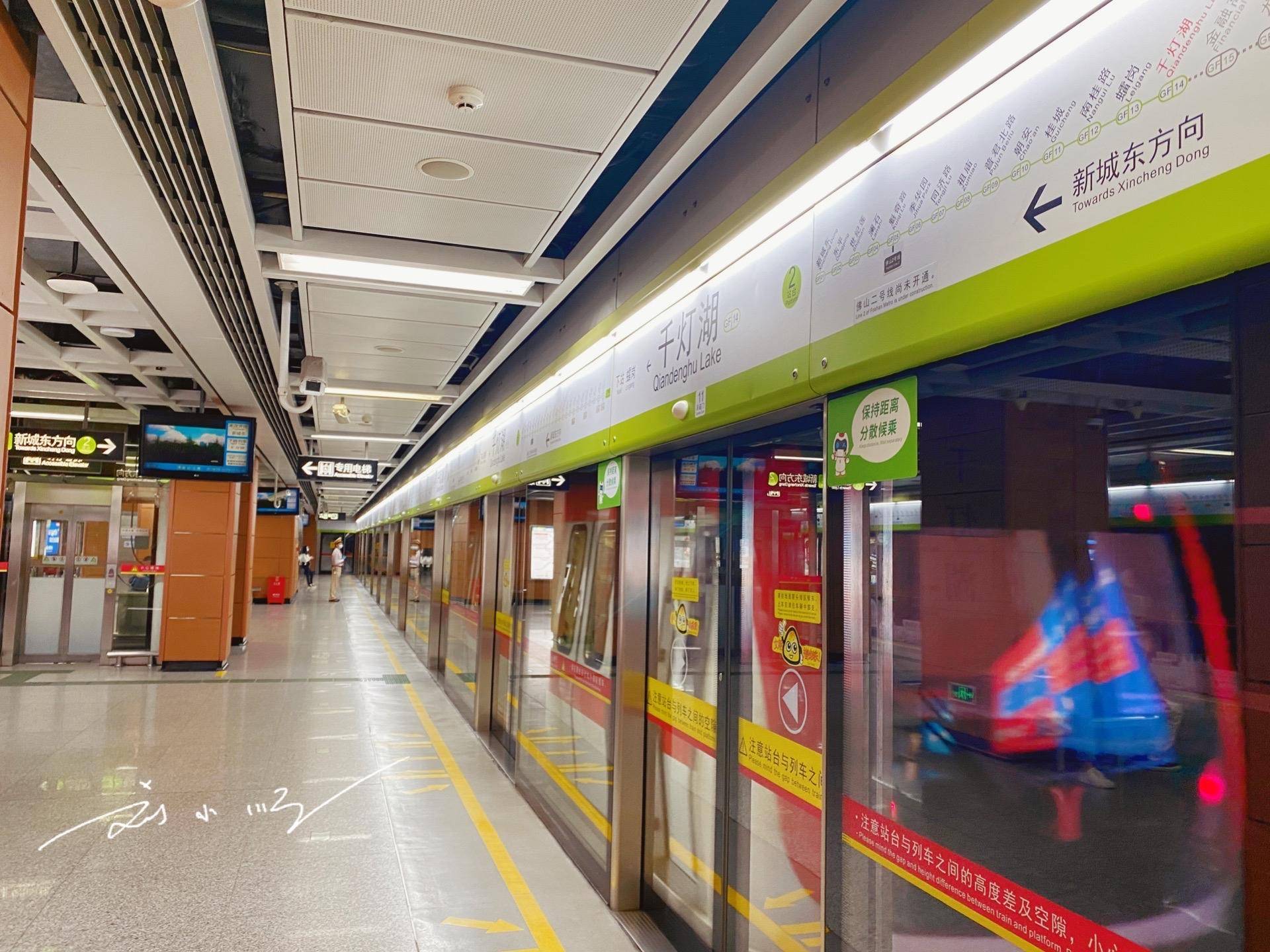 广州与佛山之间有一条跨市地铁线，已经运营十多年，依然人气很旺