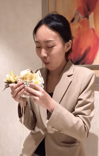 女网红贝勒爷打工时期照片曝光,给新娘提裙子,如今却月入百万_张小花