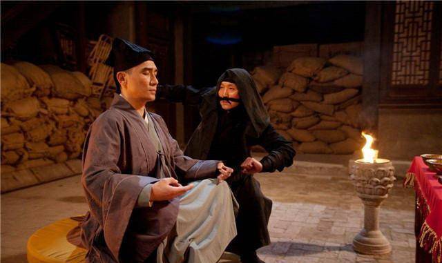 他十分开心,对贾士芳进行各种褒奖,同时嘉许了推荐贾士芳的李卫