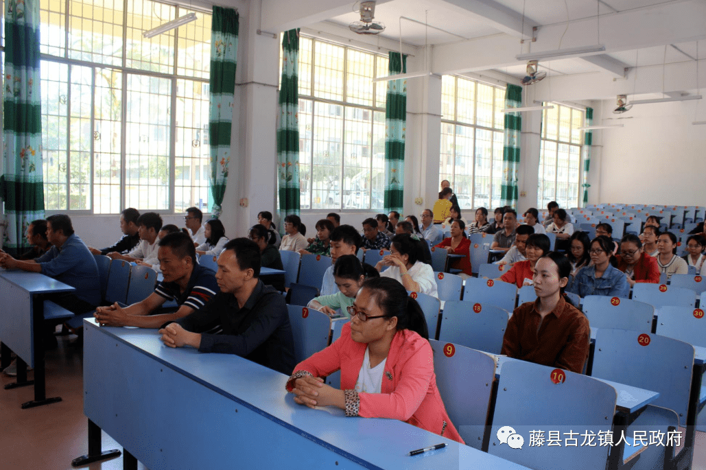 座谈会上,古龙镇第一初级中学校长陈勇就学校特色教学,师资队伍建设及