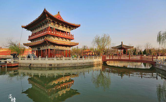 河南开封有一座人造仿古公园，景色不输江南水乡，仿佛人在画中游