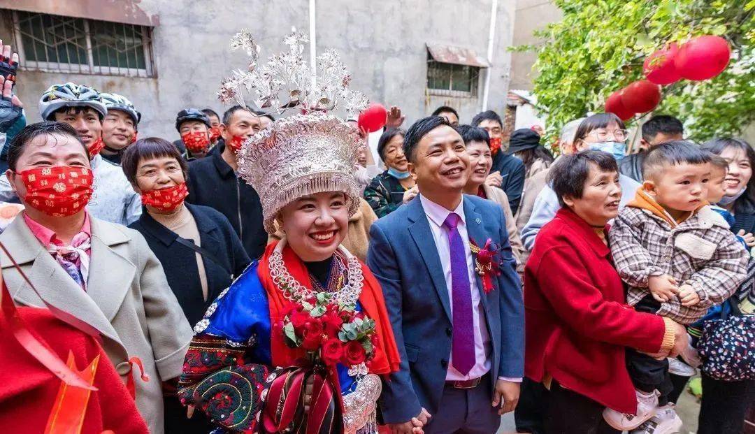 10月17日上午,西平县柏城街道邵庄社区一农家院里灯笼高挂,红毯铺地