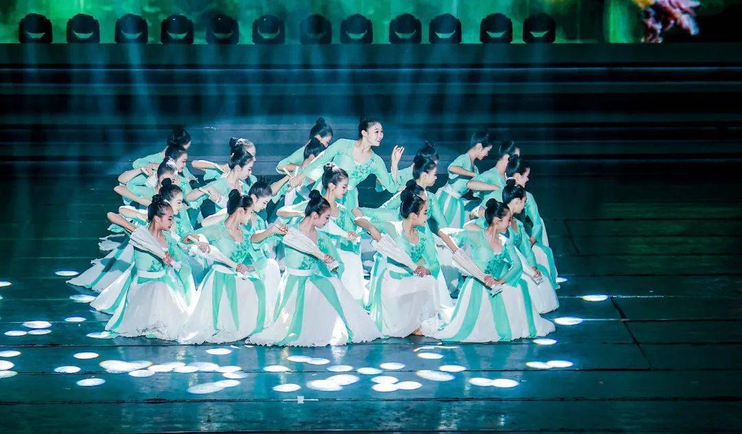 有时是一茬灌浆师爱,有时如一阵春风,有时像一片阳光我们用最美的舞蹈