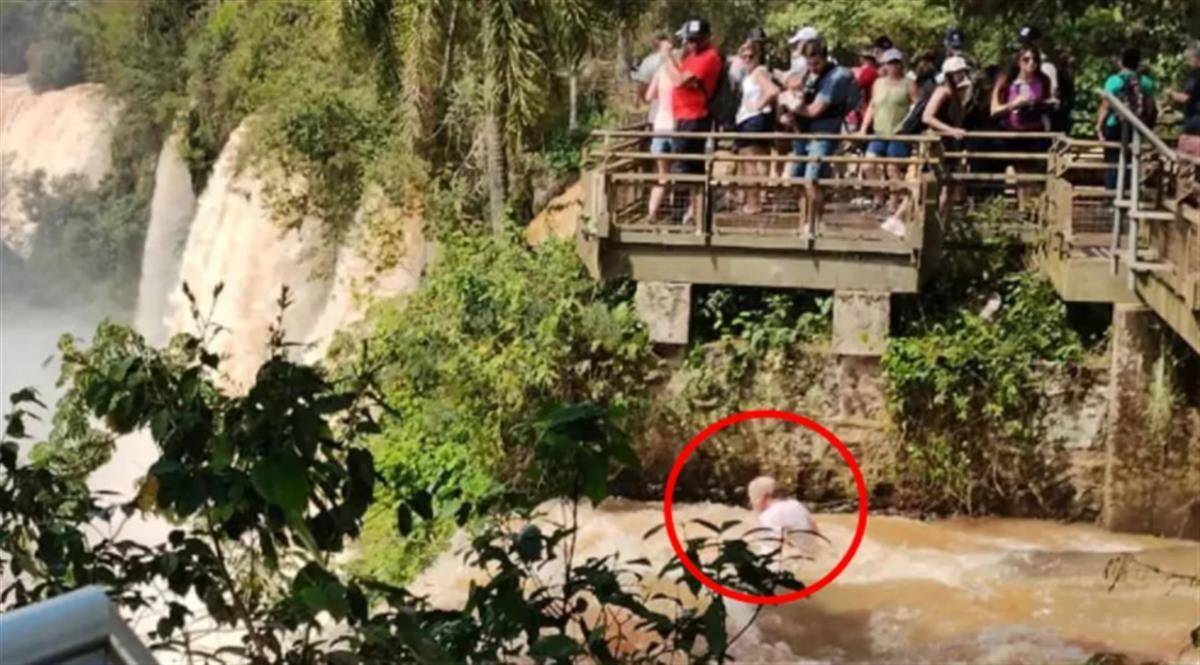 游客爬栏杆自拍掉入世界最宽瀑布，水流太急难以搜救