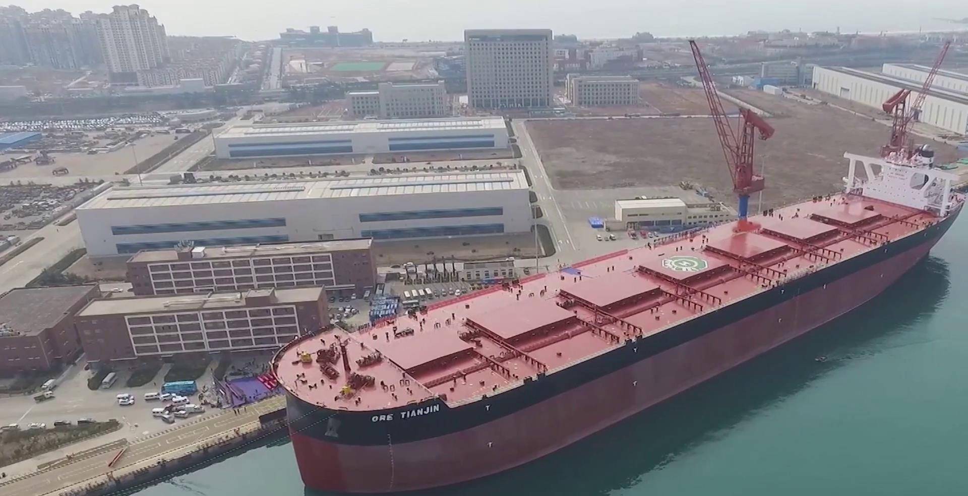 中国造世界最大矿砂船,可载40万吨矿石,一次装满6557节火车皮_船体
