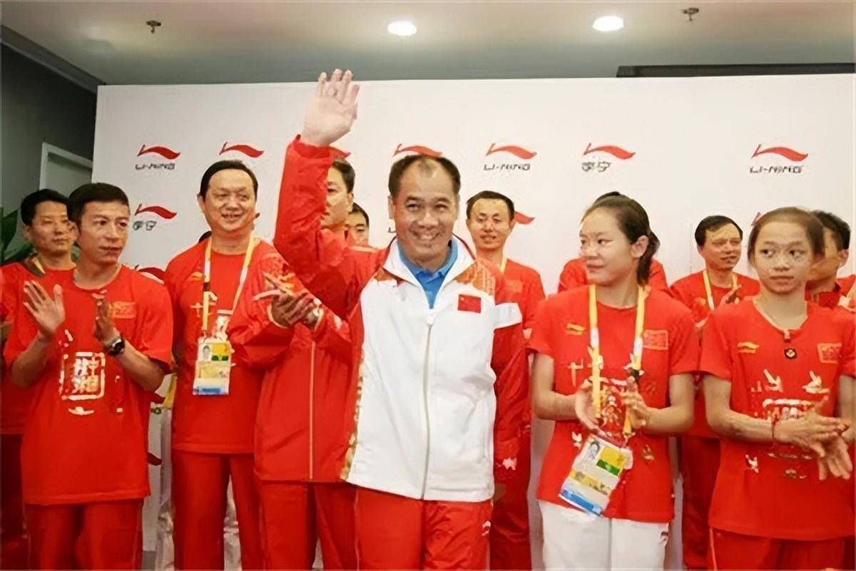 李宁与儿子,女儿合照:22岁儿子帅气,身高超李宁,女儿美丽可爱_品牌