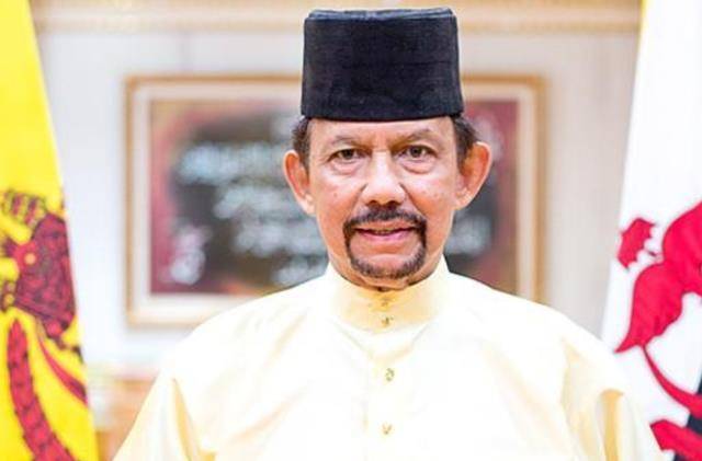 国王:身家400亿超英女王,娶3个老婆生12个娃,养活46万人_国家_哈吉