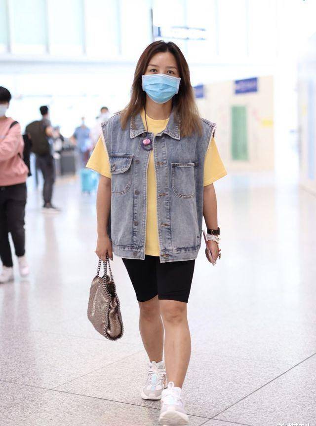 何洁瘦了好多啊,最新私服穿牛仔衣紧身时尚裤,腿比以前瘦了一圈_身材