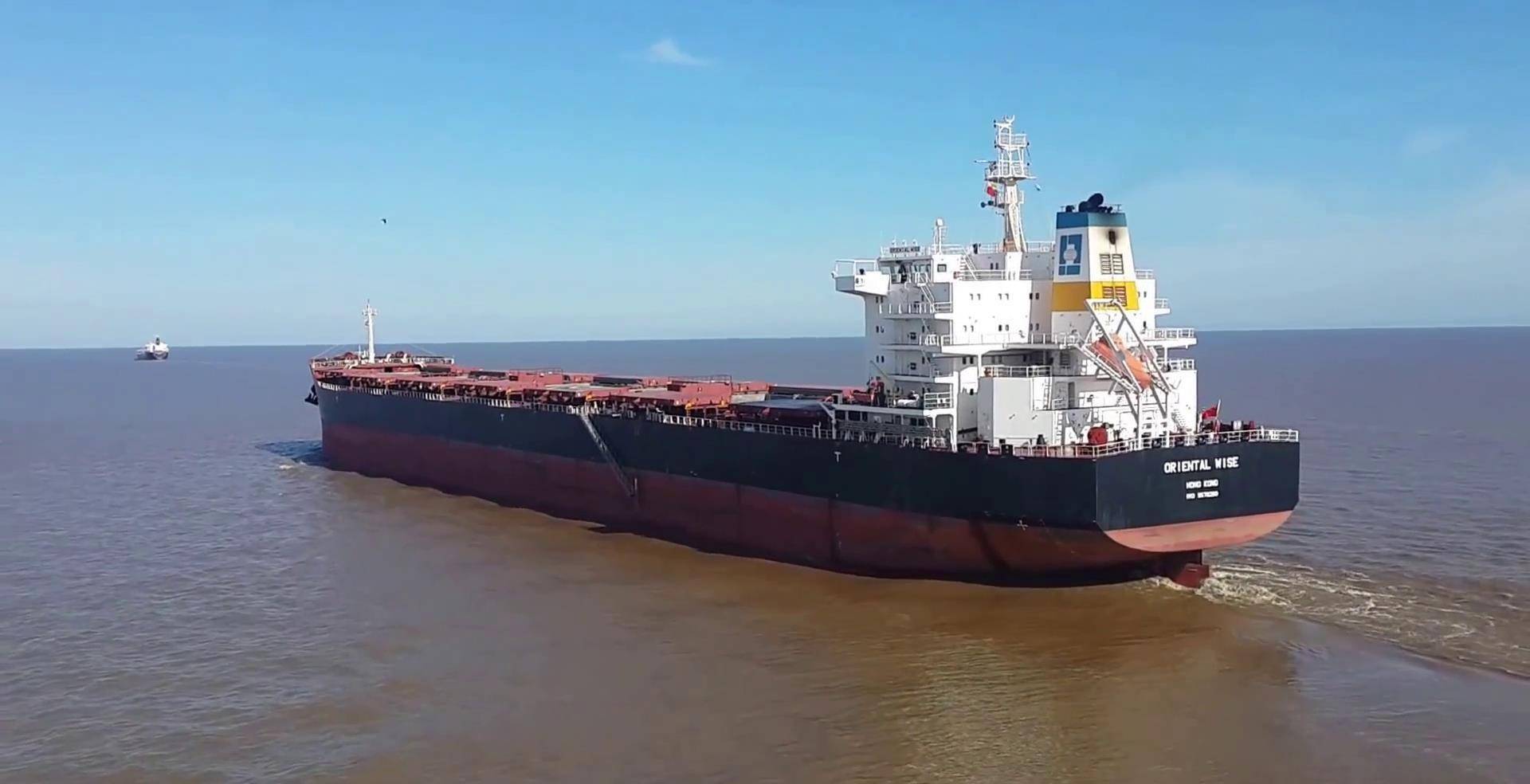 中国造世界最大矿砂船,可载40万吨矿石,一次装满6557节火车皮_船体