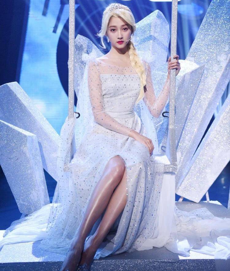 关晓彤cos艾莎美丽动人,看到腿上的"液体袜"后,网友:是心动啊_鹿晗