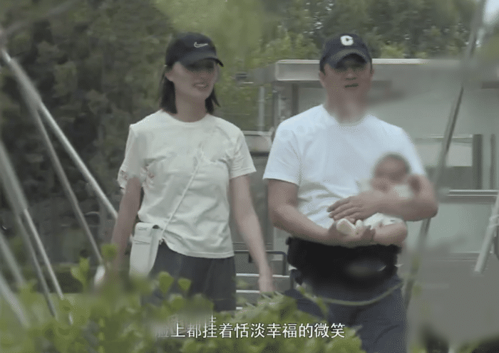 李亞鵬嬌妻出門遛娃,半歲女兒五官秀氣 9 c6f1fc485a6641fe9e336bb5d3ceac66