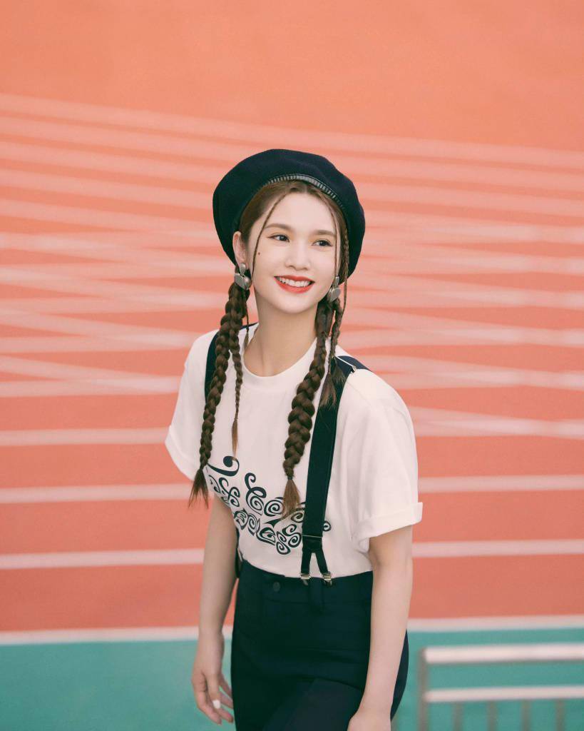 杨丞琳双马尾校园风写真释出 戴贝雷帽可爱嘟嘴超美萌_造型_黑色_节目