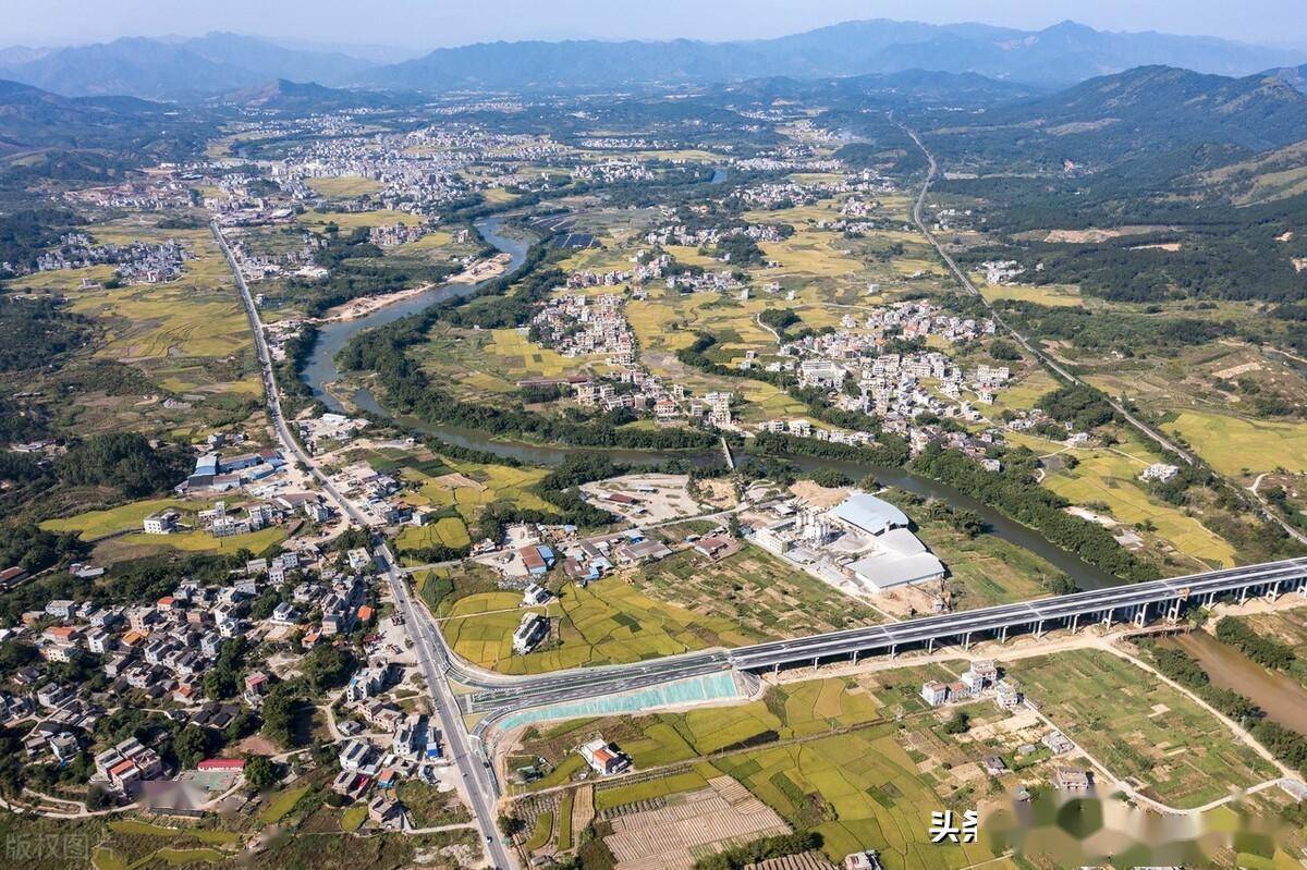 2022年10月18日,廣西梧州市蒼梧縣石橋鎮青山,河流,公路,村莊與金色