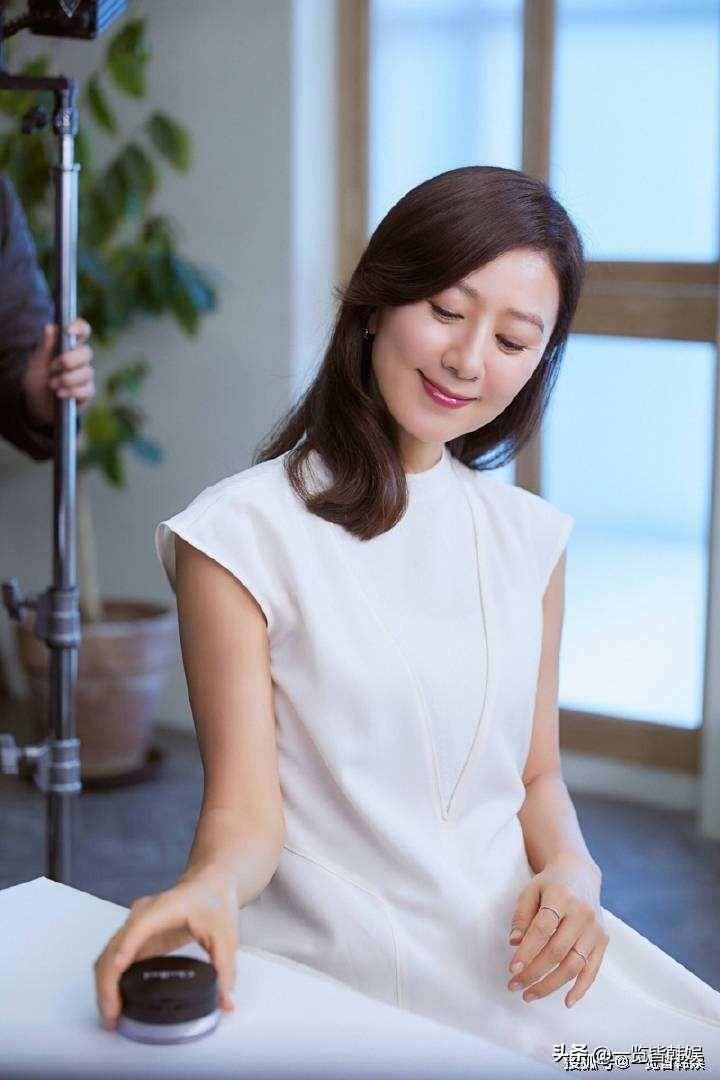 在《花样姐姐》这个节目中,金喜爱在镜头前展现了他最真实的性格,因此