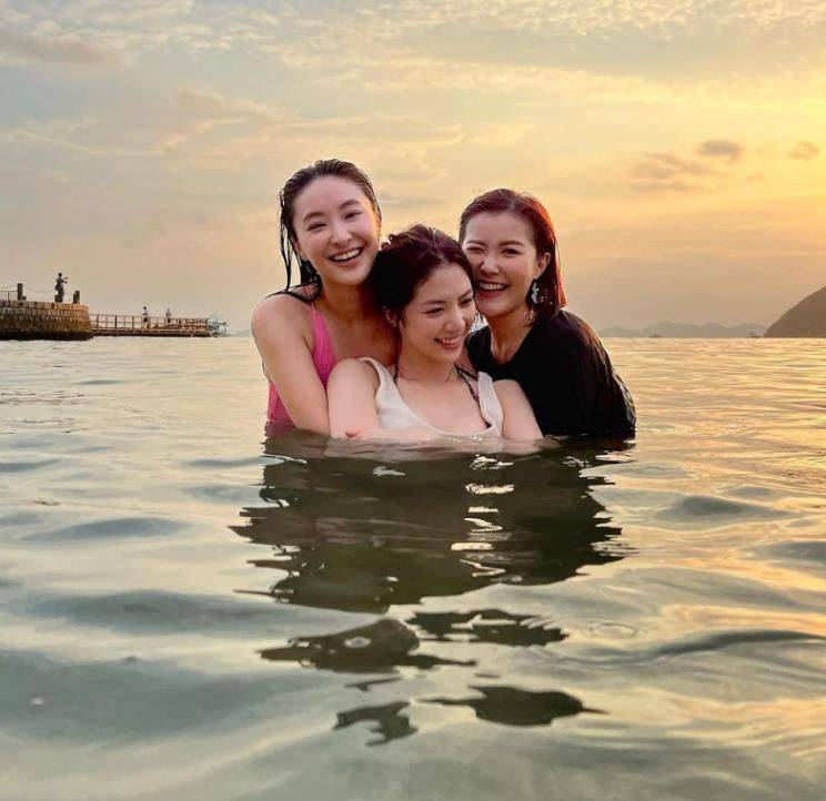 刘佩玥晒与陈滢陈晓华泳装照,力证姐妹情深_蒋家旻_叶念琛_泳衣