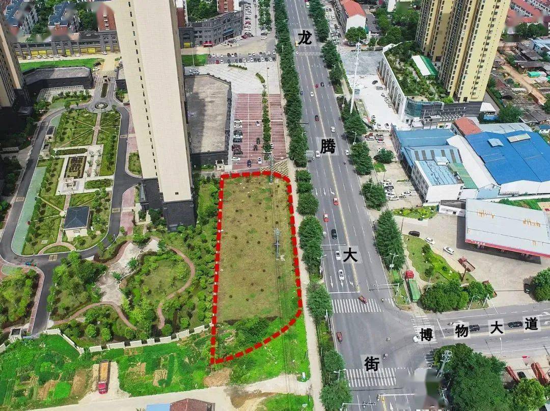 与博物大道(规划延长线)交汇处西南侧沿街带状绿地,南邻福临门小区,西
