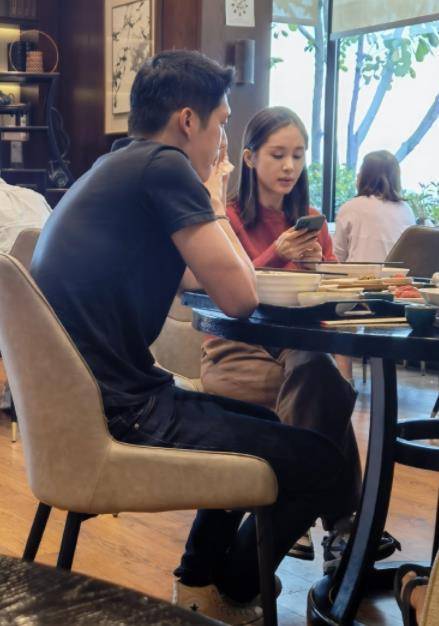 王子文与男友餐馆约会被偶遇,素颜照被赞美,吴永恩穿短袖真抗冻