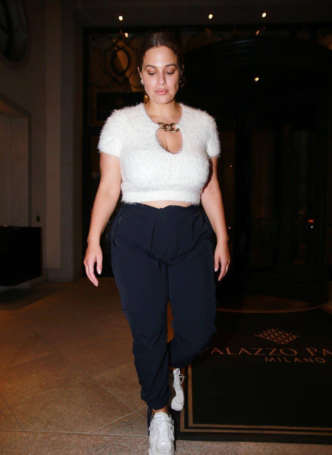 "大码超模"阿什利·格雷厄姆穿纱裙秀丰腴身材,展现高贵气质_时尚