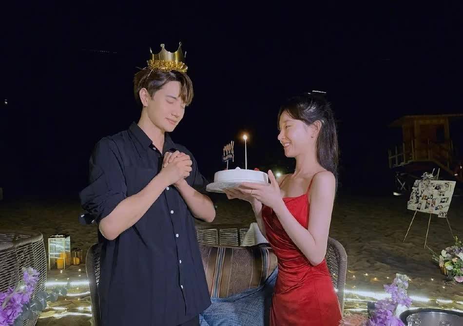 官宣恋情两年半后,张檬与金恩圣被曝婚期终至,婚礼仪式就在明天_请柬