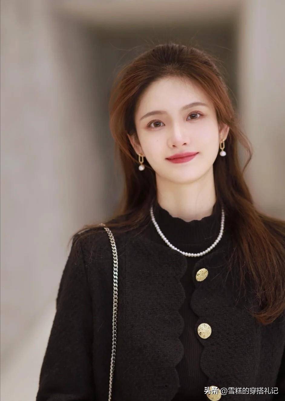 真正见过大世面的女人,出门很少戴黄金首饰,看着土气还掉档次_气质