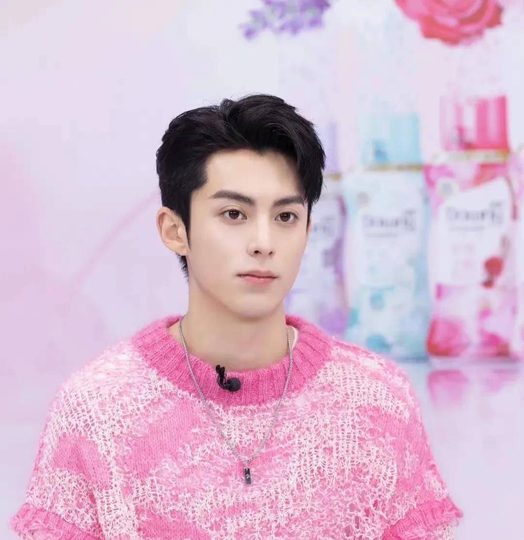 王鹤棣嫩粉色西装造型走红网络,网友:霸道总裁范十足