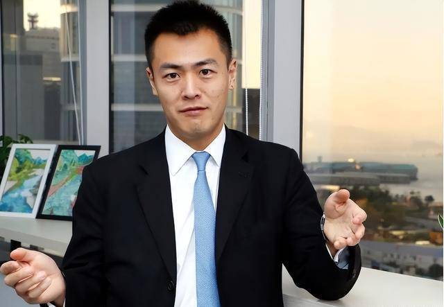 北大名誉校董刘鸣炜,身价百亿甘做"打工人",豪车无数偏爱挤地铁