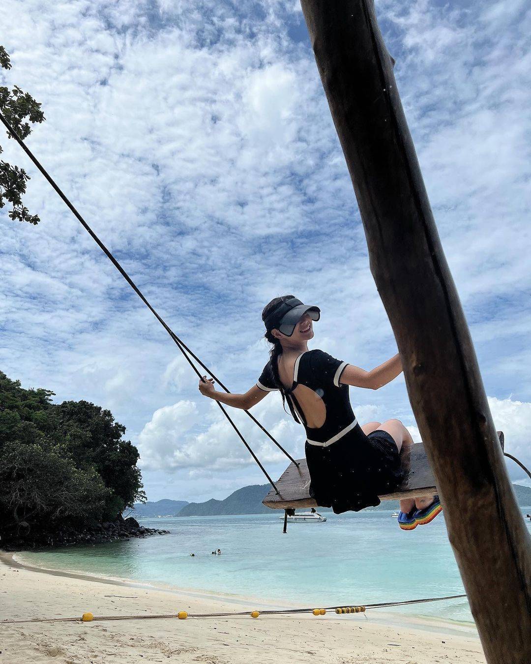 金世正,沙滩泳装很可爱?