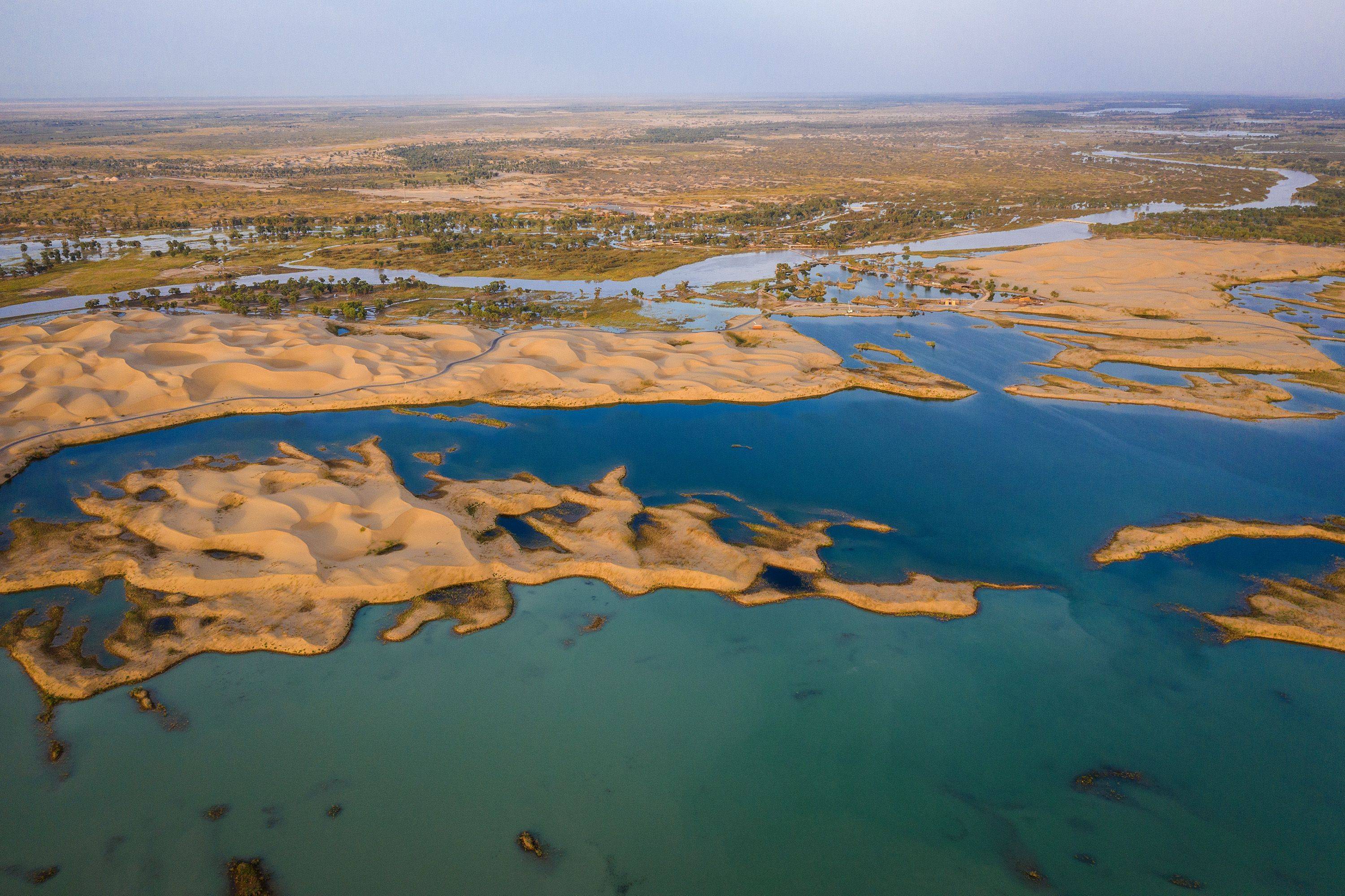 “塔克拉玛干沙漠出现湖泊”，由此判定沙漠出现气候变化为时尚早