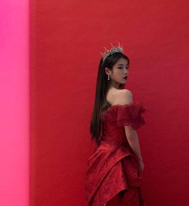 iu李知恩杂志造型是公主本人了!戴皇冠穿红裙真绝美_礼服_风格_剧里