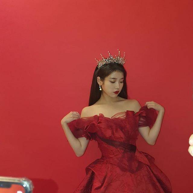 iu李知恩杂志造型是公主本人了!戴皇冠穿红裙真绝美_礼服_风格_剧里