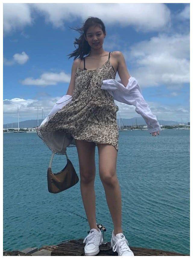 jennie晒出度假生图,少了十级滤镜后,这腿也太真实了!_珍妮_身材_裙子