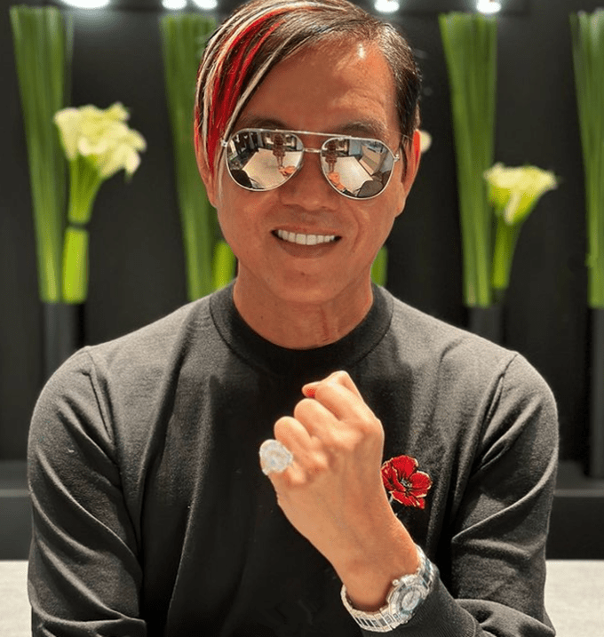 洪永时与林建岳前妻聚会,戴定制宝石表显阔气,不见4婚妻子身影_谢玲