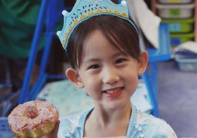 黄少艾是黄忆慈的妹妹,当年姐姐成为娱乐圈人气最高的星二代,因为她