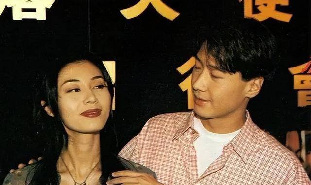 时隔多年再看黎明李嘉欣,她结婚14年生活幸福,他选了二婚女助理_关系