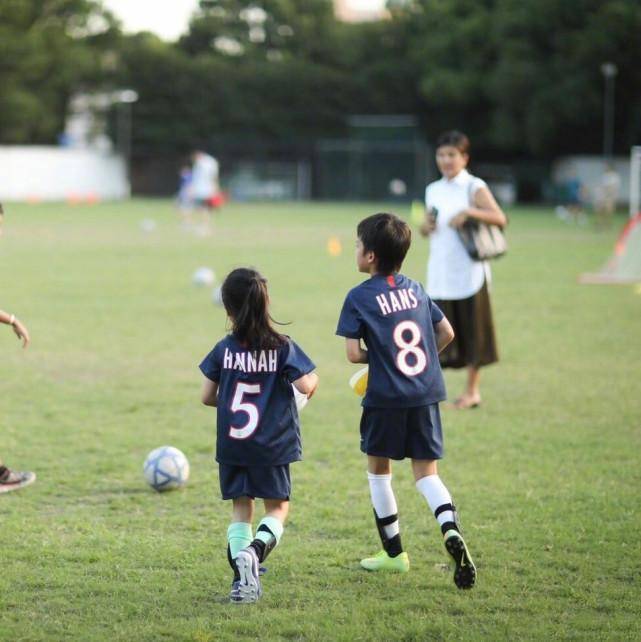 邓超因工做久违归家，等等小花肉麻剖明爸爸，超哥凡尔赛秀幸福