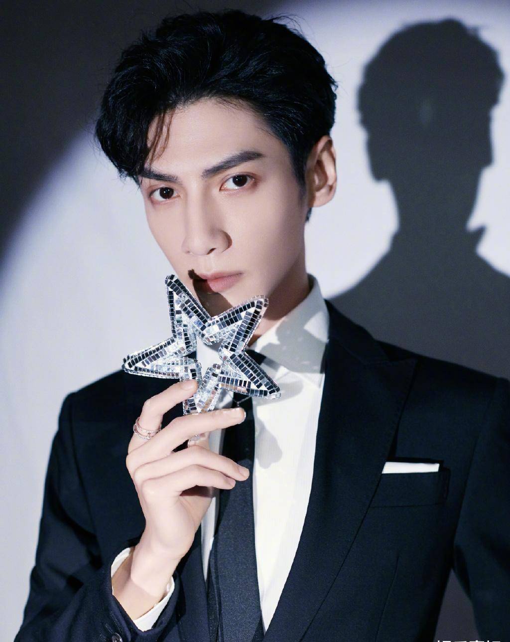 罗云熙出席星光大赏,穿着西装出镜,经典黑白,沉稳俊逸!