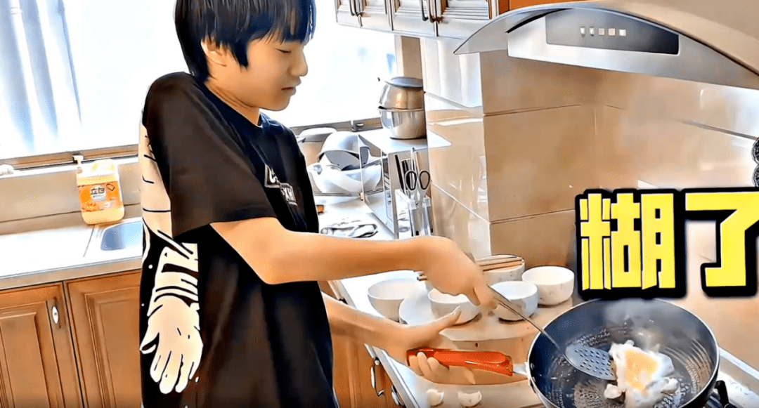 放弃挣扎吧刘耀文,就算能把鸡蛋打进锅里,不还是照样煎糊,放过鸡蛋吧.